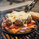 Gehaktbal-Ham-Kaas Burger: BBQ Pit Boys stijl